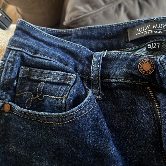 Judy Blue 5/27. High waist, cropped leg with frayed ends and side slit. - Picture 4 of 8